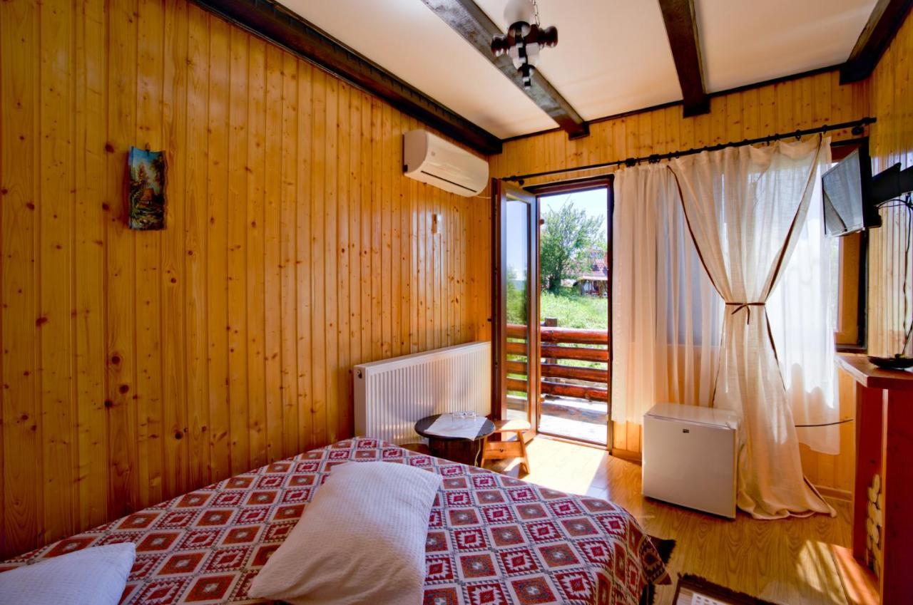 Hotel Pensiunea La Maria Lu' Sandoiu Poenari Exterior foto