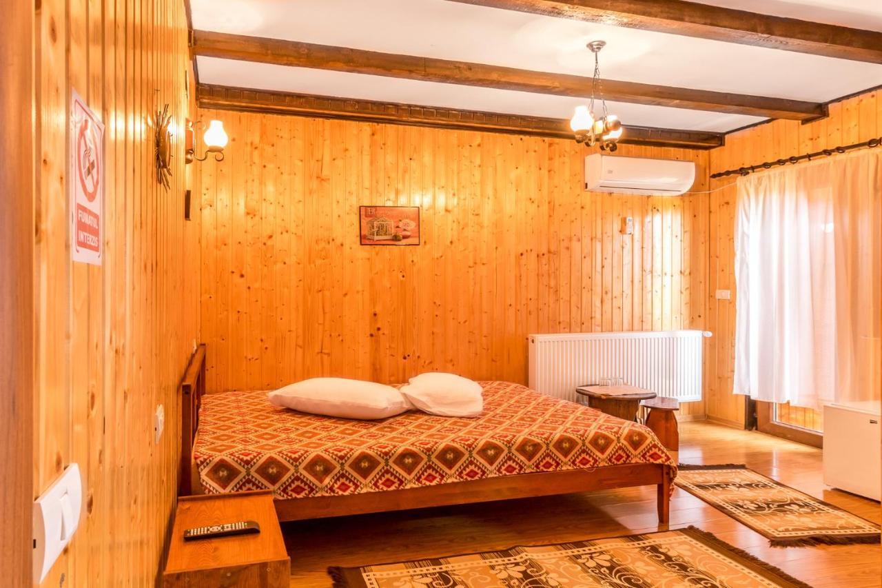 Hotel Pensiunea La Maria Lu' Sandoiu Poenari Exterior foto