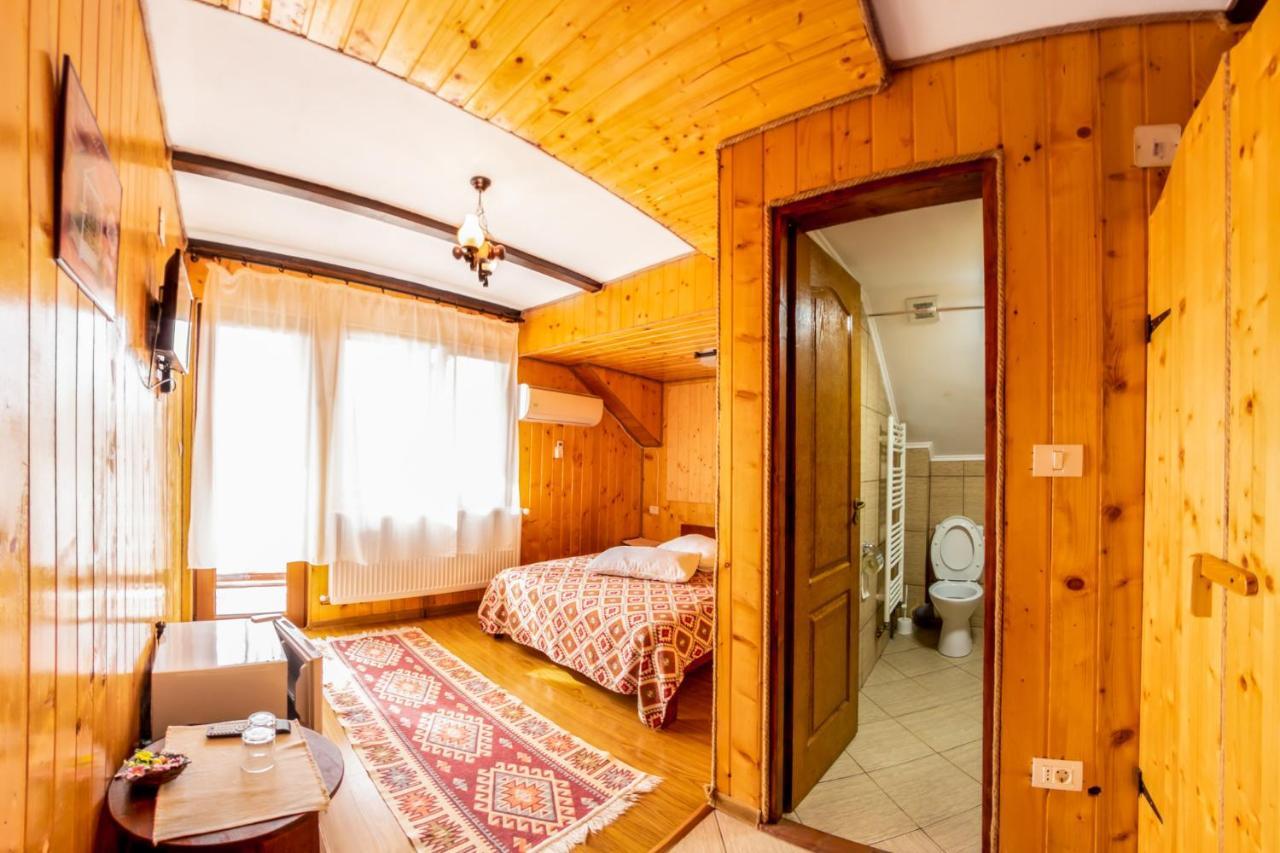 Hotel Pensiunea La Maria Lu' Sandoiu Poenari Exterior foto