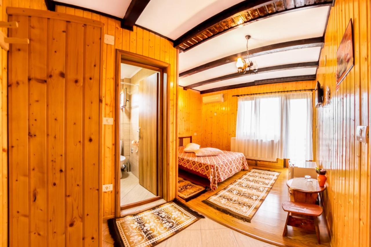 Hotel Pensiunea La Maria Lu' Sandoiu Poenari Exterior foto